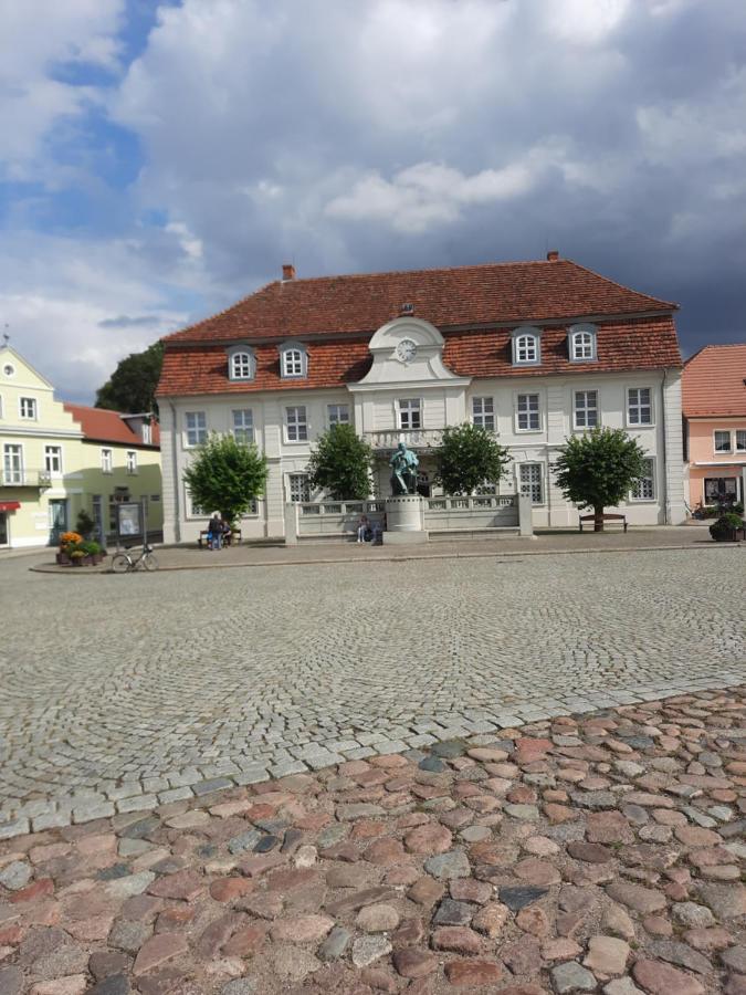 Ferienwohnung Am Schloss Reuterstadt Stavenhagen Dış mekan fotoğraf