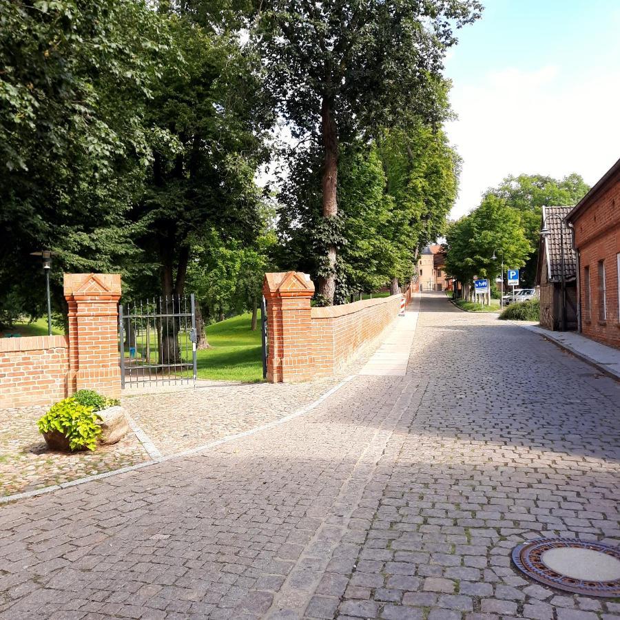 Ferienwohnung Am Schloss Reuterstadt Stavenhagen Dış mekan fotoğraf