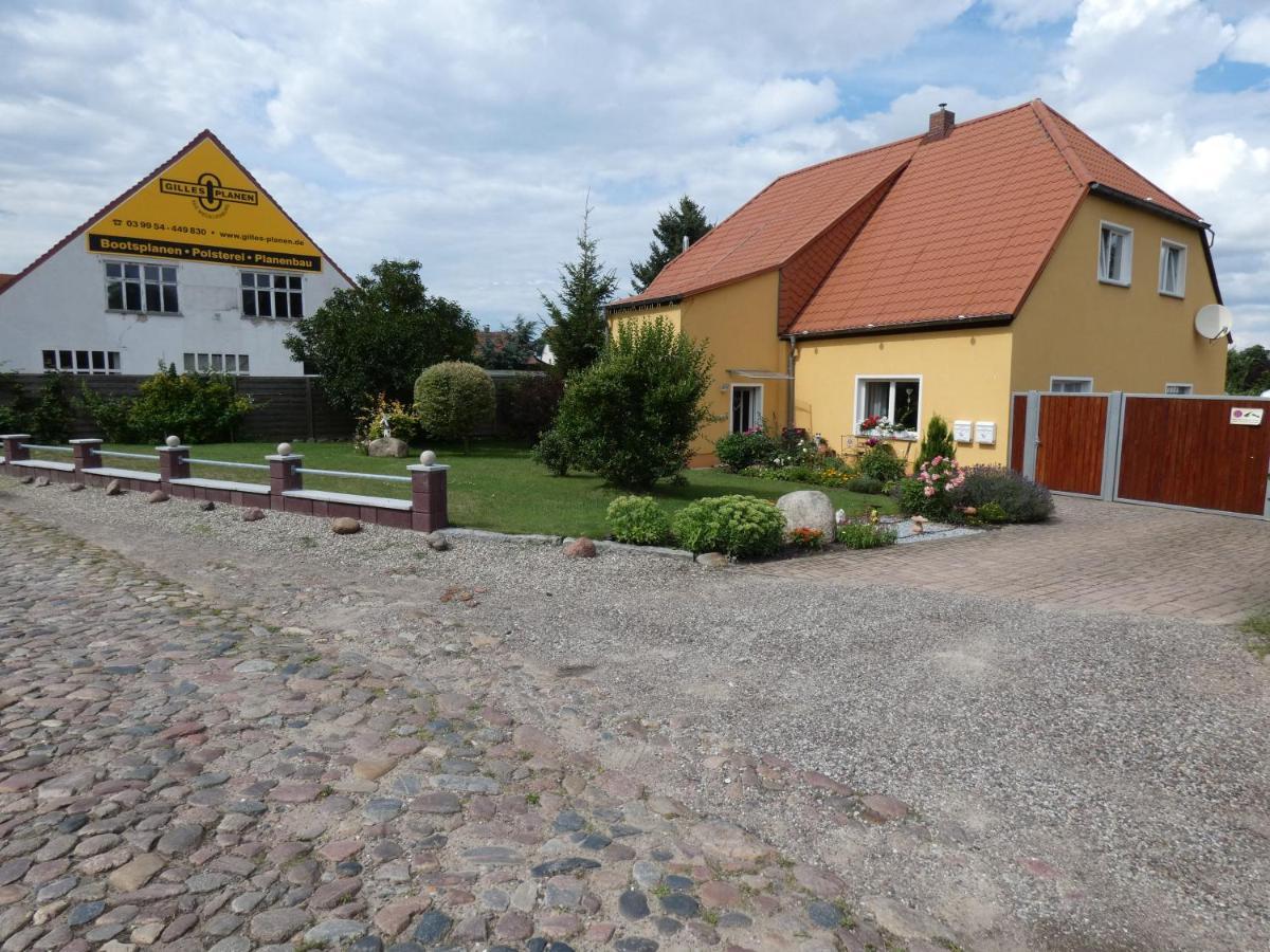 Ferienwohnung Am Schloss Reuterstadt Stavenhagen Dış mekan fotoğraf